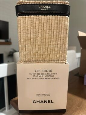 CHANEL Beaute Les Beiges Woven Cosmetic Case in Beige and Black - new never used